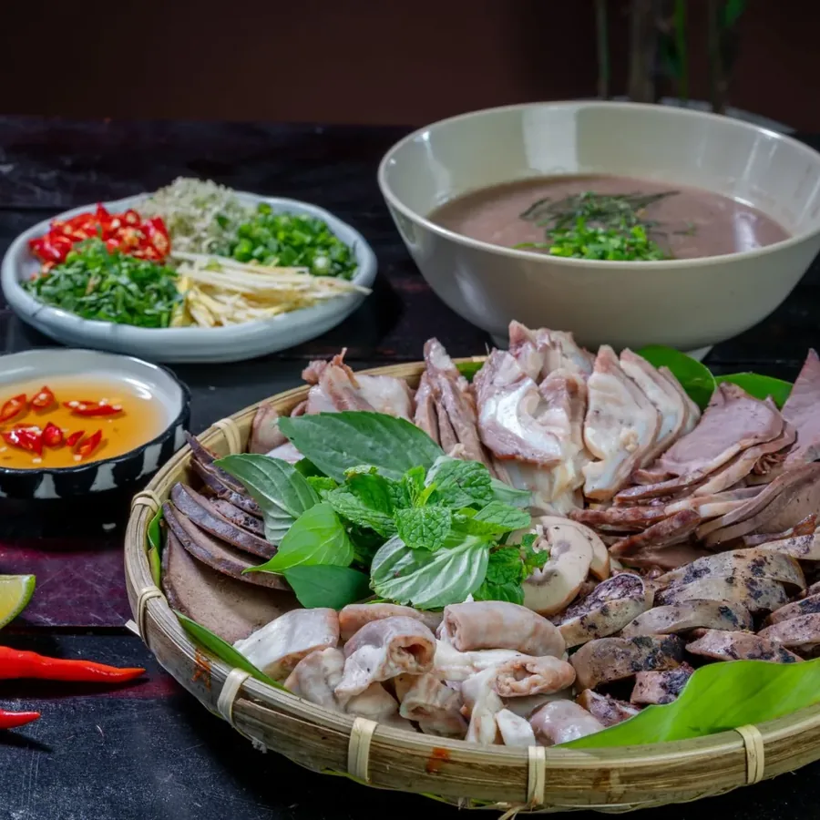 Bàn gỗ cạnh cửa sổ