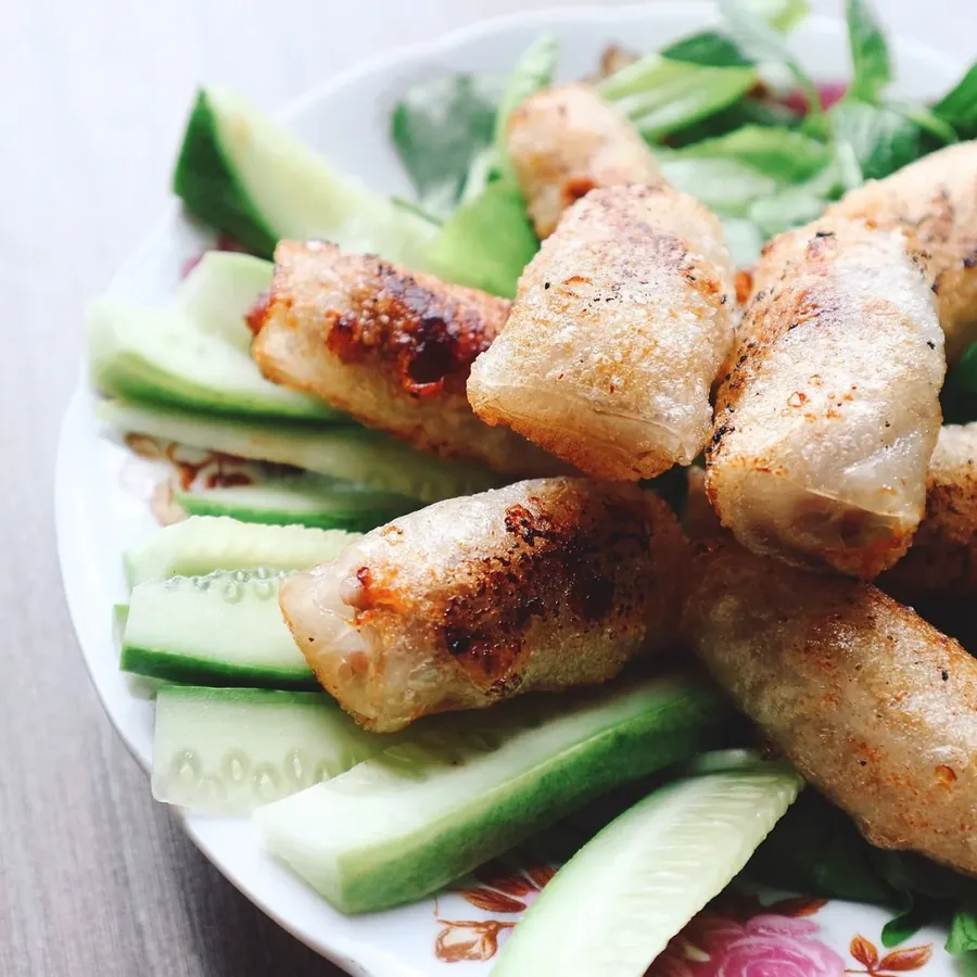 Khách ngồi trò chuyện